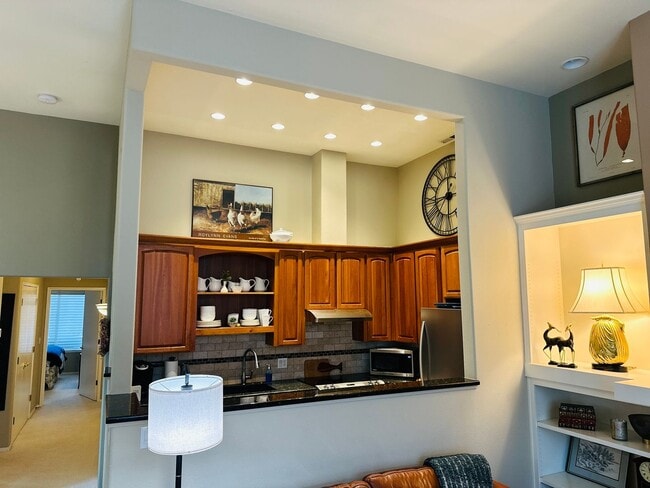 Building Photo - Charming Condo In the Center of Vancouver