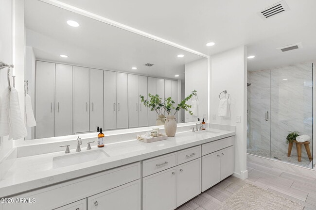 Building Photo - 7602 E Vía Del Reposo