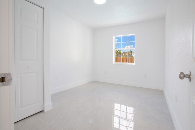 Building Photo - 17600 NE 2nd Ct