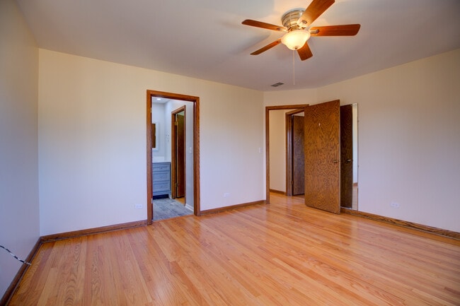 Building Photo - 5715 N Cicero Ave