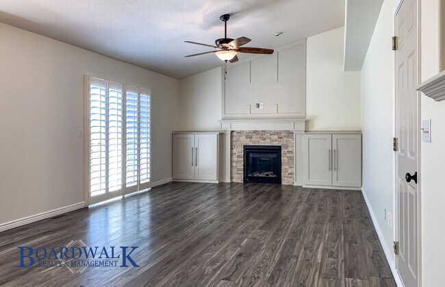 Building Photo - Modern Living Meets Mountain Lifestyle in Sandy