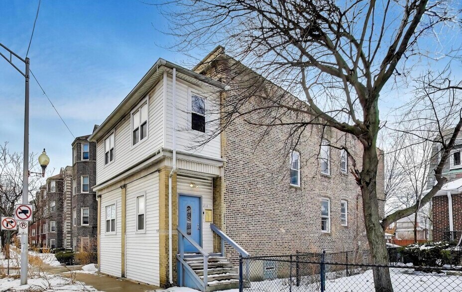 Building Photo - 810 S Austin Blvd