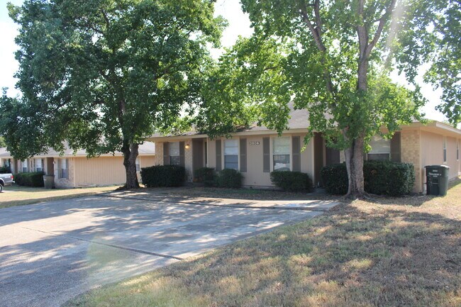 Building Photo - 3604 Comanche St