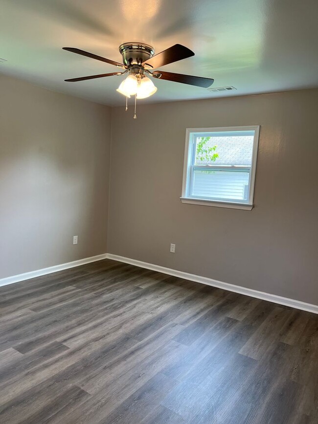 Building Photo - 3 bd, 1 bth single family Virginia Beach