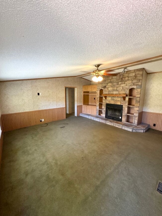 Building Photo - Country Living!