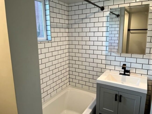 Building Photo - Ballard Duplex - Lower Unit