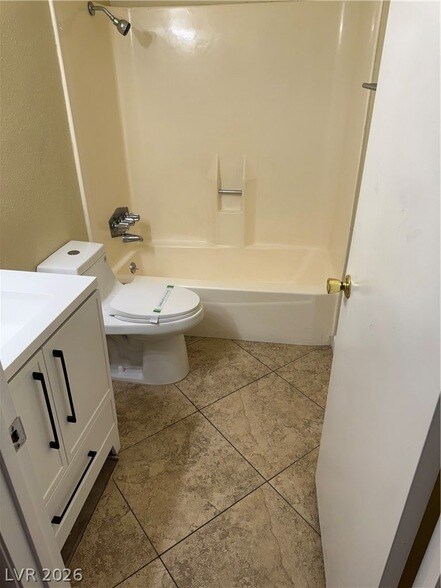 Building Photo - 1390 Hialeah Dr