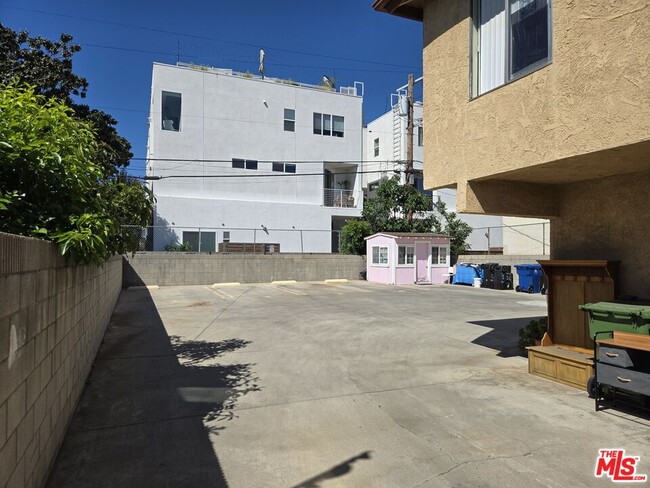 Building Photo - 1233 Tamarind Ave