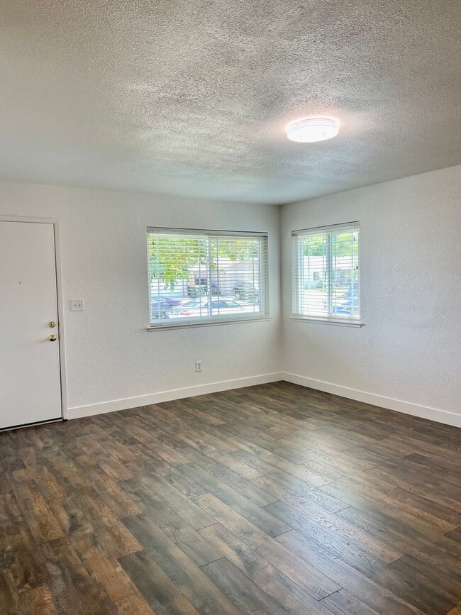 Building Photo - Remodeled