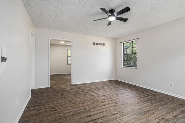 Building Photo - 318 NE Timbercreek Ct