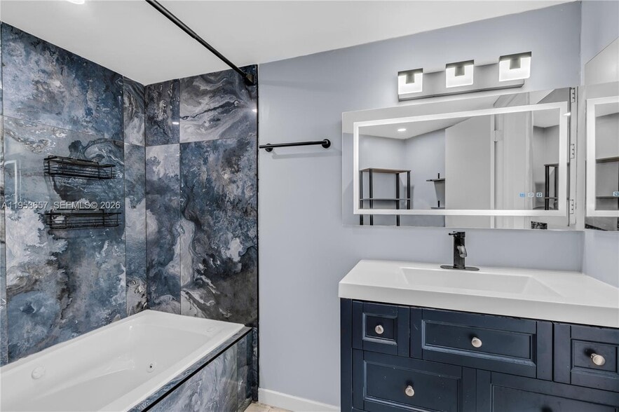 Building Photo - 9421 Fontainebleau Blvd