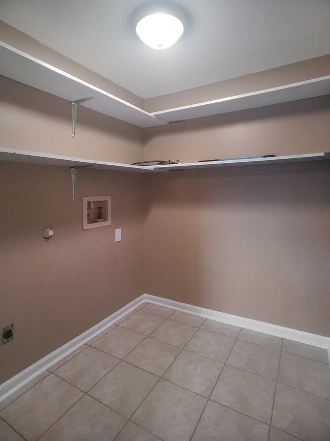 Building Photo - 1605 Hackberry Ln