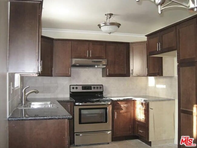 Building Photo - 567 S Wilton Pl