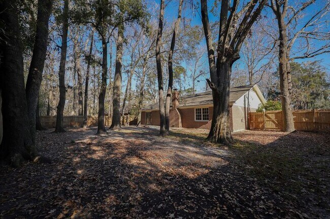 Building Photo - 11 Brandy Ln