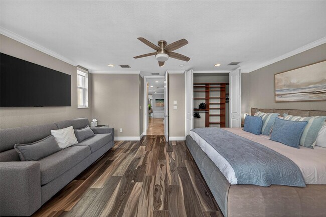 Building Photo - 1215 NE 1st St