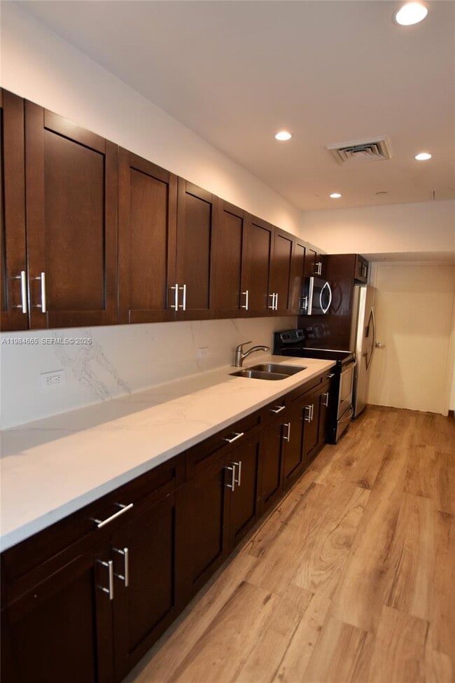 Building Photo - 801 Brickell Key Blvd