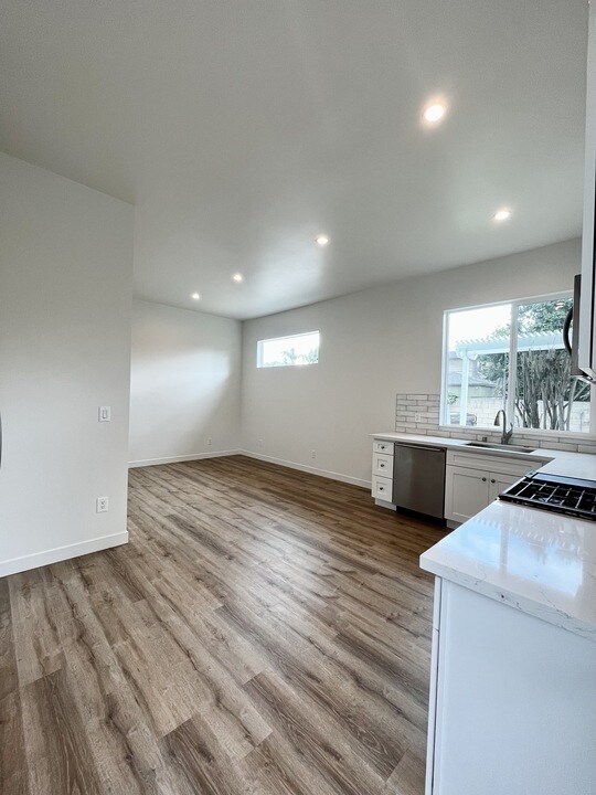 Building Photo - 4415 Stanbridge Ave