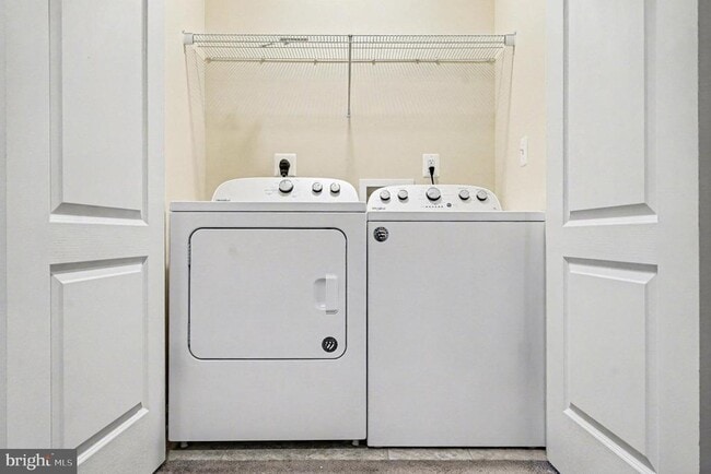 Building Photo - 2444 Drake Ln