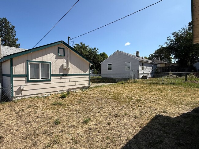 Building Photo - 1 Bed 1 Bath home with fenced yard and a s...