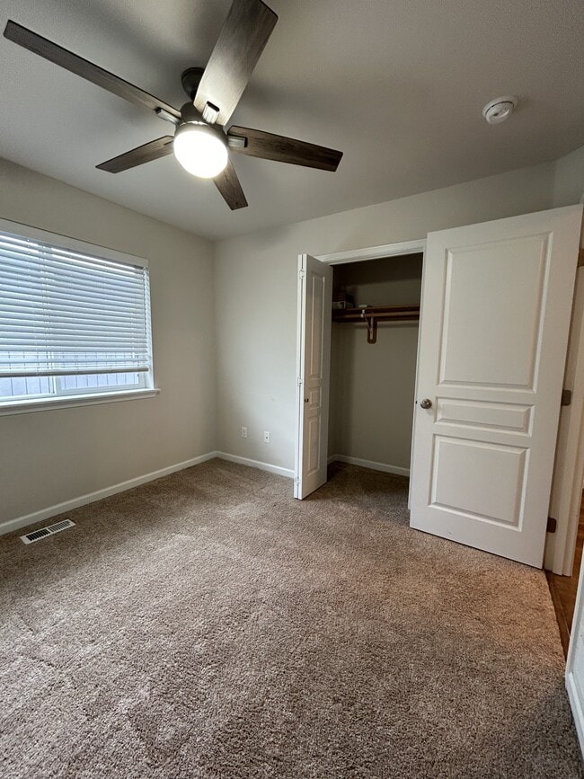 Building Photo - 150 Willow View Circle