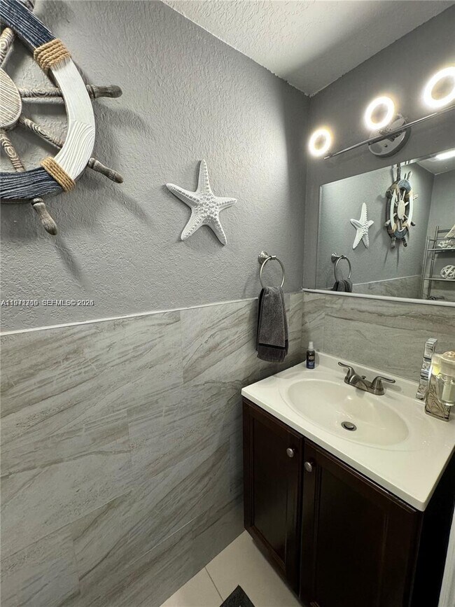 Building Photo - 3870 W 8th Ln