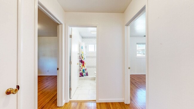 Building Photo - Delightful 2 Bedroom 1 Bath Unit with 1 Car Garage