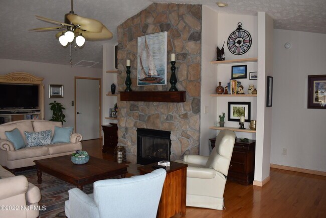 Building Photo - 384 Hamilton Dr SE