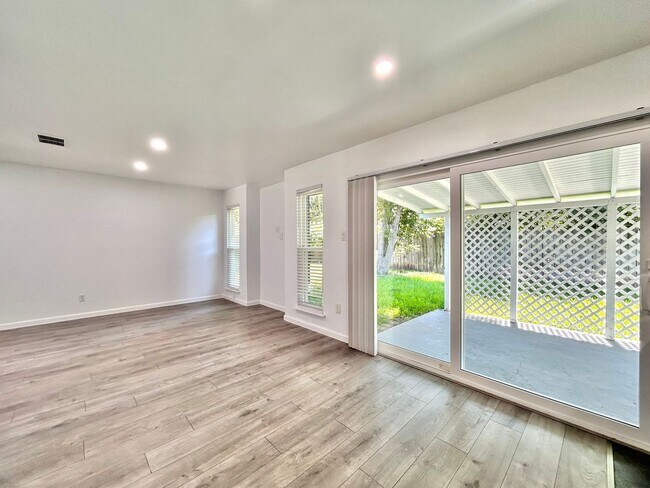 Building Photo - Inviting 3/BR 2/BA Home with Spacious Layo...