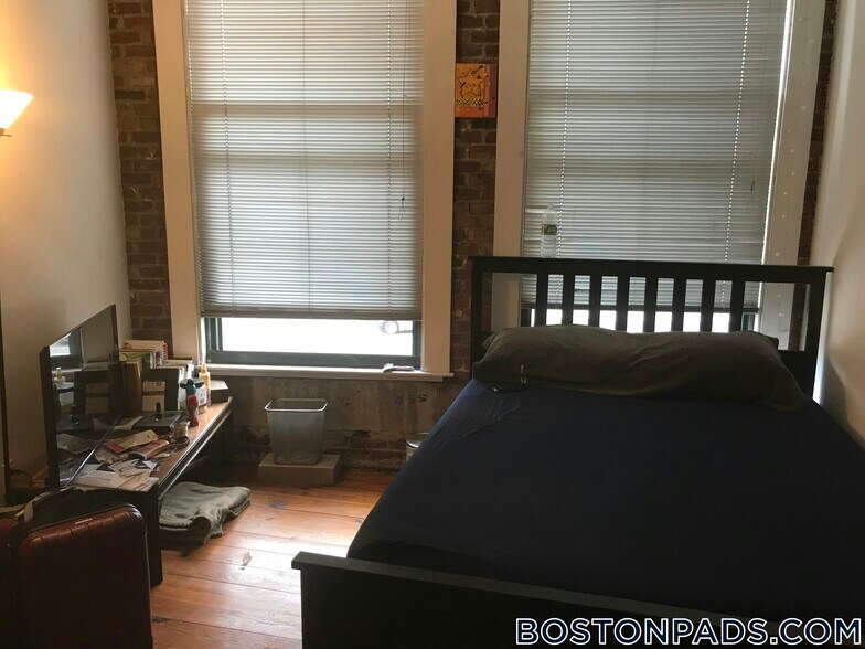 Building Photo - 600 Columbia Rd