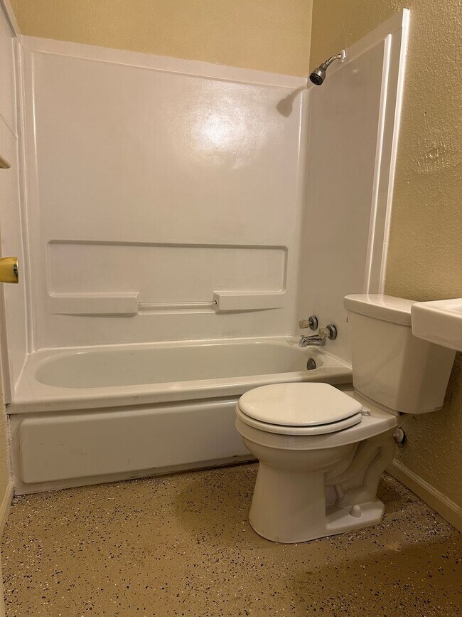 Building Photo - 3413 SW Brendan Ave