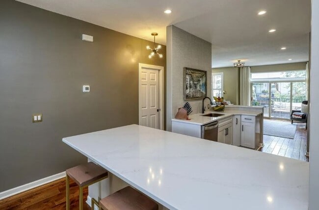 Building Photo - Rare NE Minneapolis Townhome with 2 Stall Garage + Soaking Tub