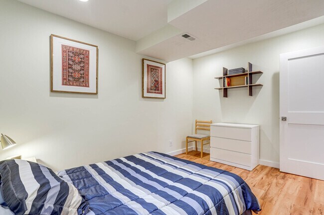 Building Photo - 10052 Interlake Ave N