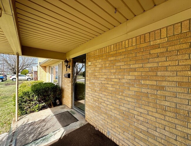 Building Photo - 3 Bedroom