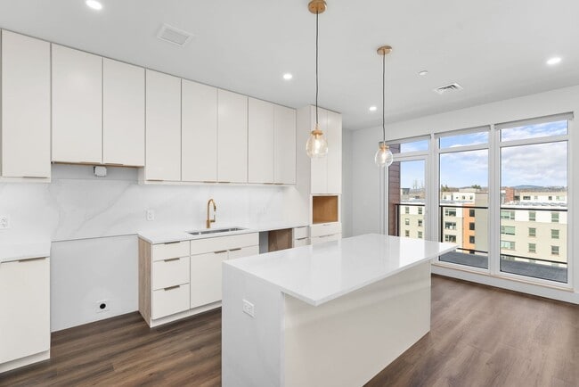 Building Photo - Upscale 1BR Apt in Burlington - 5th Floor ...