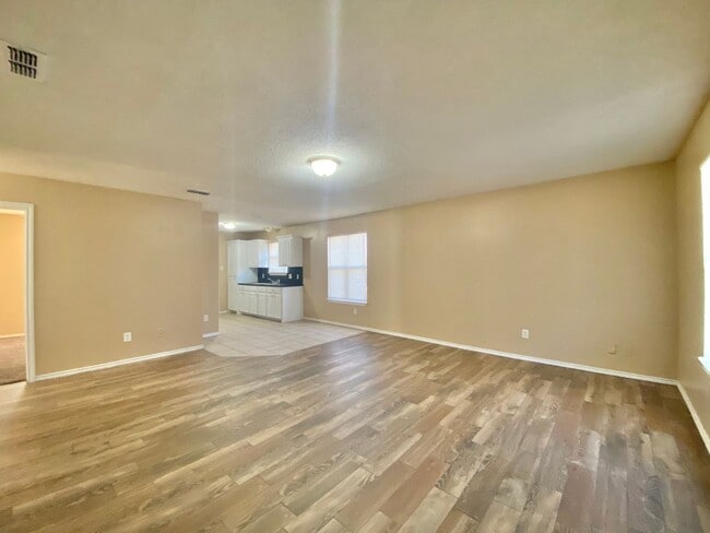 Building Photo - 3 bed 1.5 bath now available.