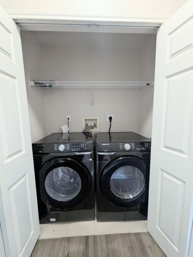 Building Photo - Must see! First floor, updates throughout! 902 square feet