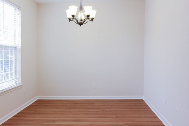 Building Photo - 2204 Valley Haven Dr