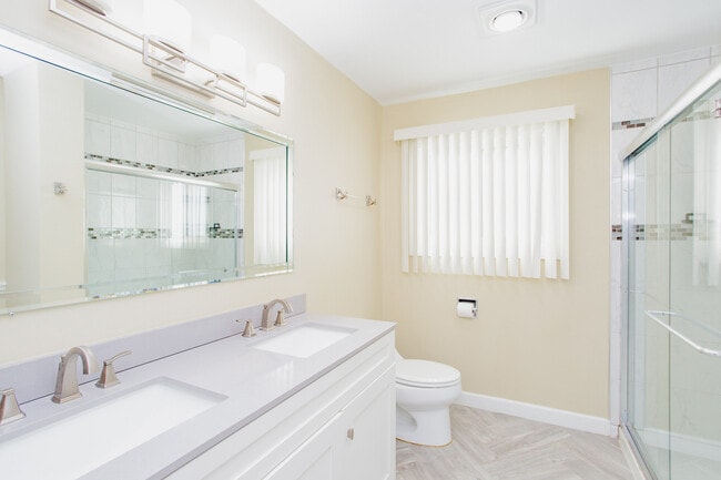 Building Photo - 720 Durham Ln