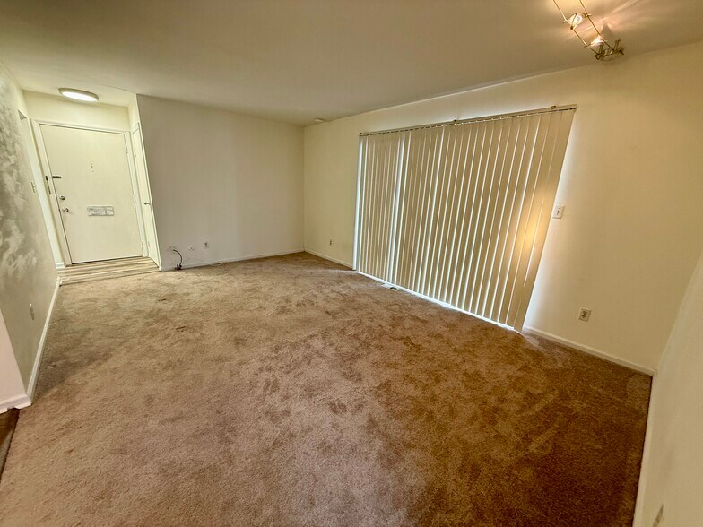 Building Photo - 991 Manor Ln