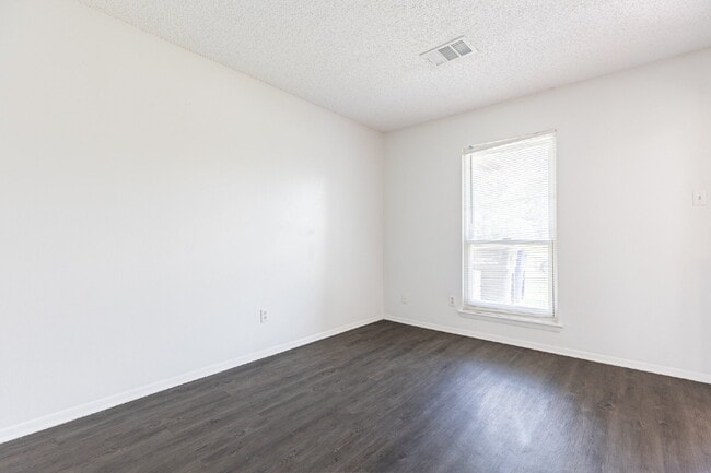 Building Photo - 4910 Tennyson Dr