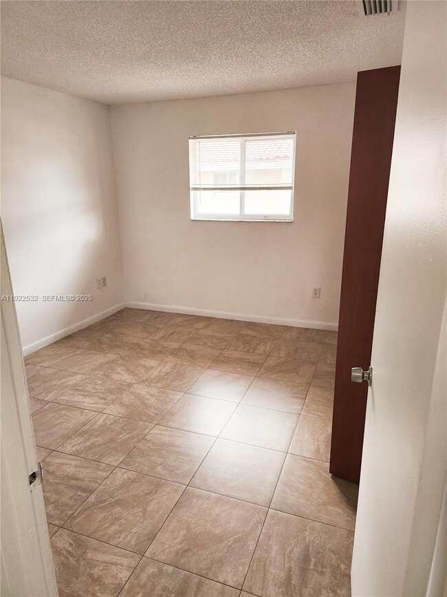 Building Photo - 562 NW 82nd Pl