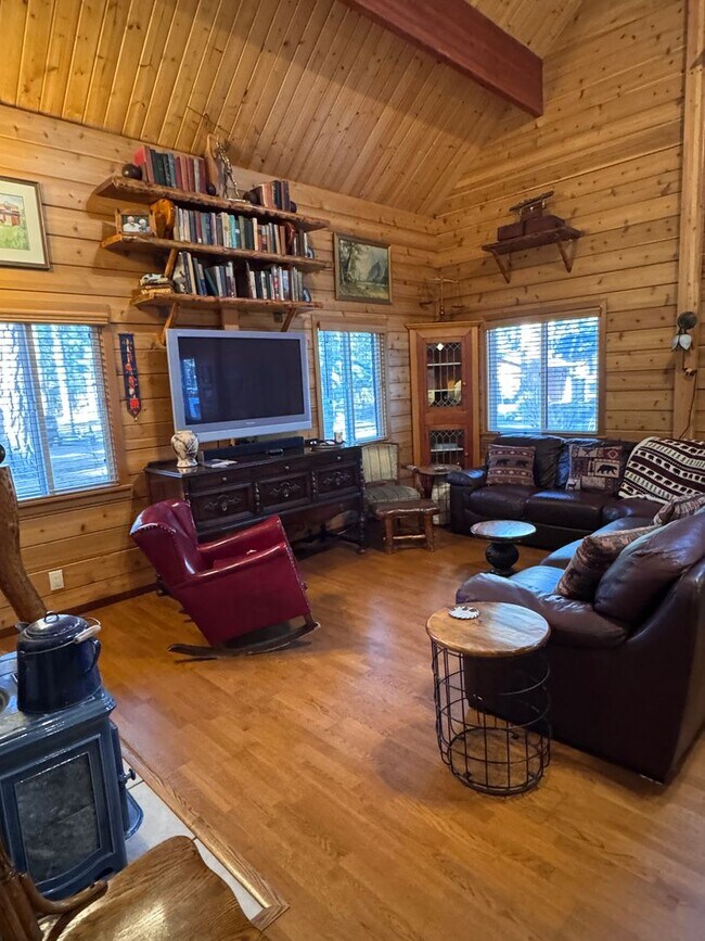 Building Photo - Furnished mountain cabin