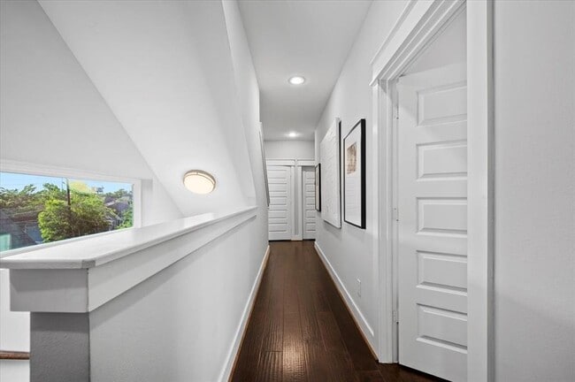 Building Photo - 1418 W 26th St