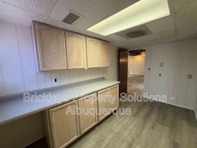 Building Photo - 337 Glorieta St NE