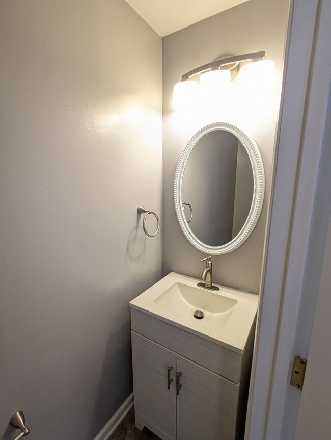 Building Photo - Beautifully maintained townhouse in establ...