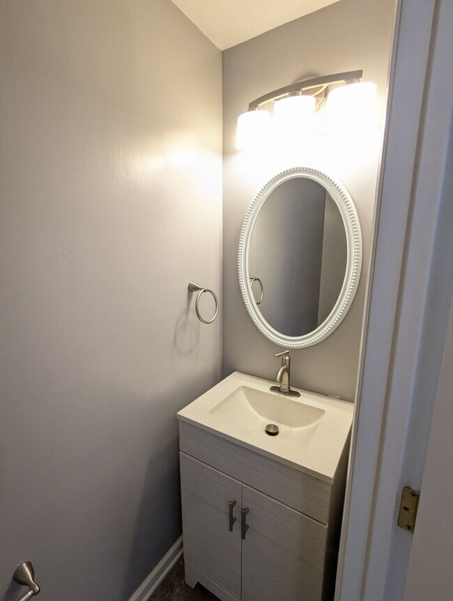 Building Photo - Beautifully maintained townhouse in Tuscar...