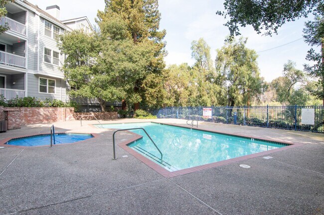 Building Photo - Light & Bright Top Floor Condo Near Apple ...