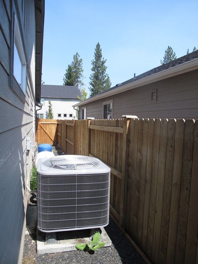 Building Photo - VILLAGE AT COLD SPRINGS