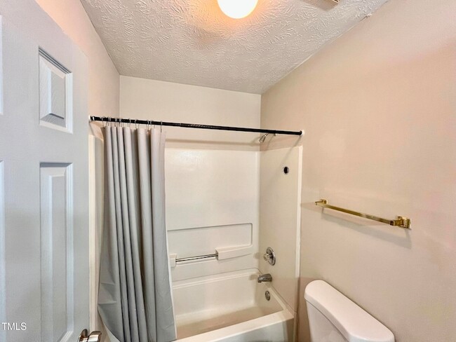 Building Photo - 1006 Wood Creek Dr