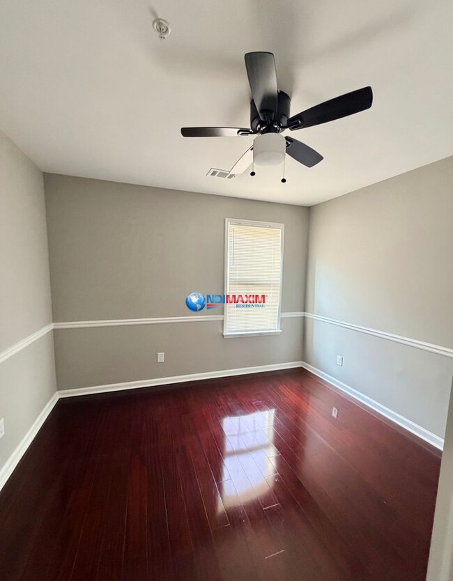 Building Photo - 147 N Main St